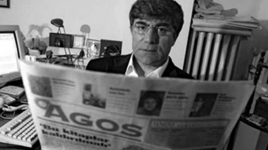 Hrant Dink mit der Agos Zeitung 