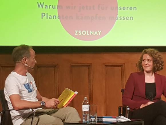 Klimaaktivistin Katharina Rogenhofer im Gespräch mit ORF-Moderator Marcus Wadsak (Foto: Sven Beck)